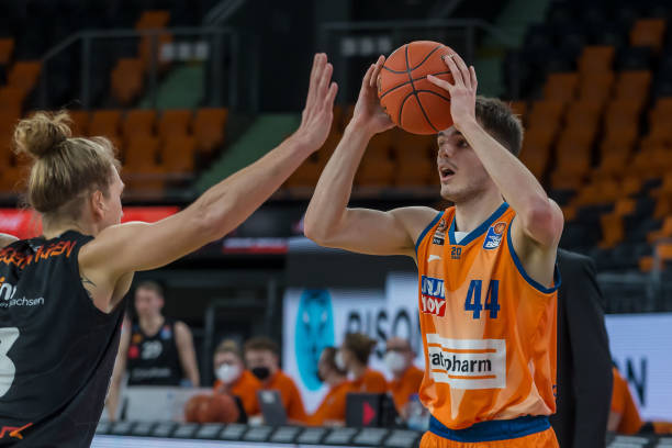 连胜背后透 连胜背后透